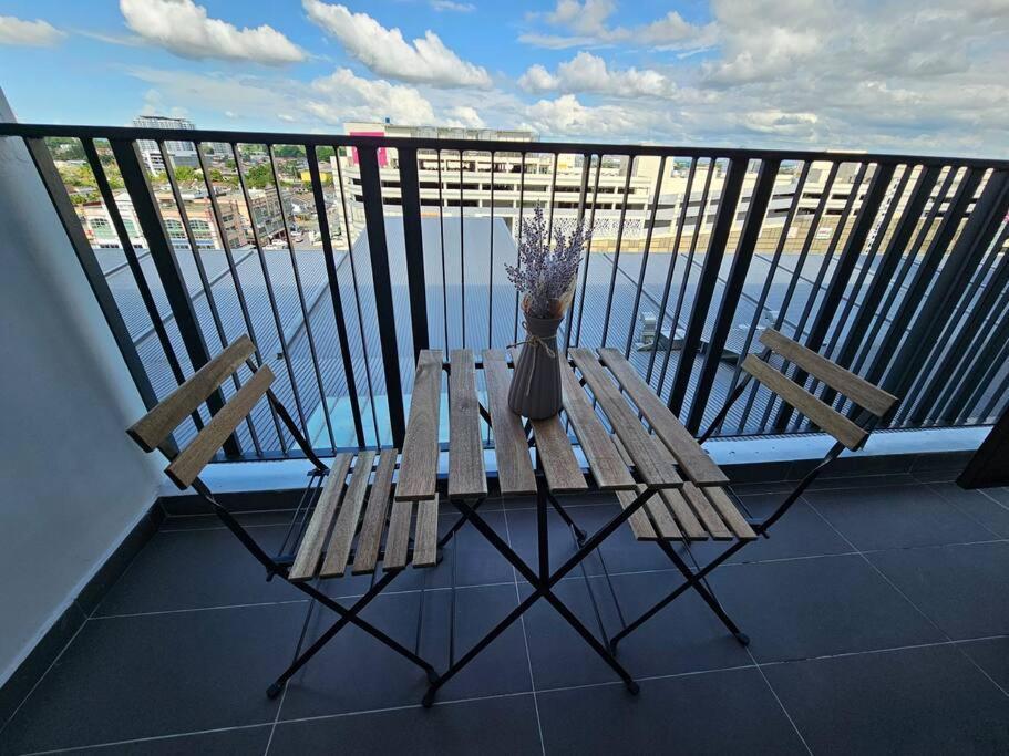 Lovely Podium Cityview 3bedroom With Pool A1 Apartment Kuching